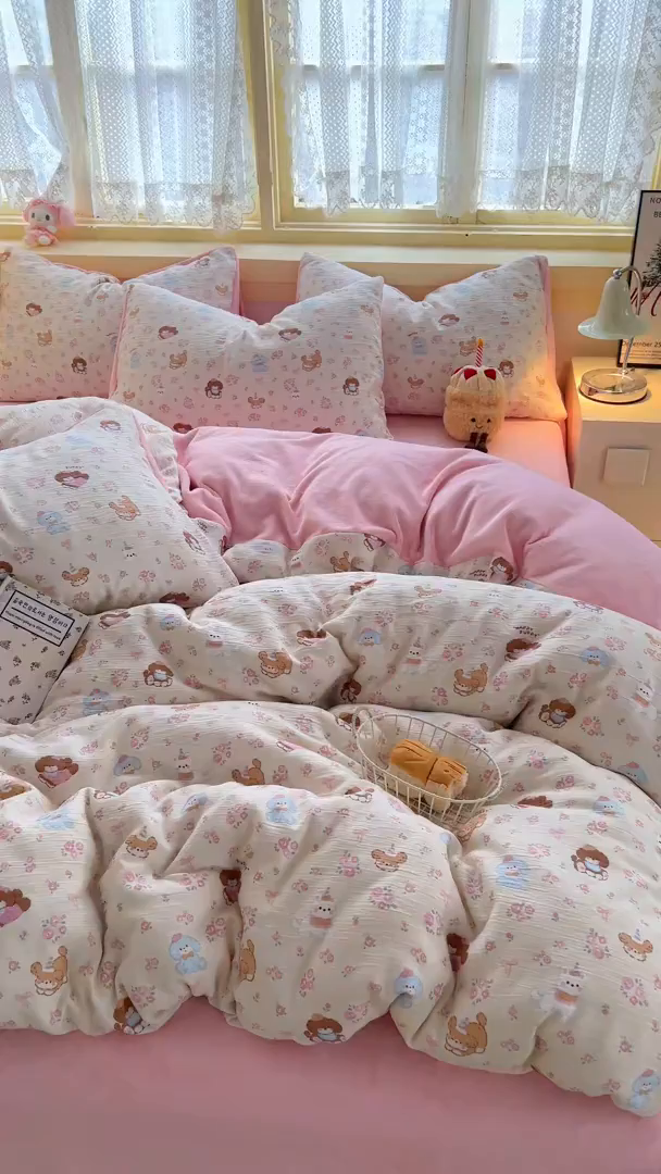 91家纺网 家纺一手货源 找家纺 瑞钰 2025新款A版三层纱B版牛奶绒四件套系列 花丛点点猫