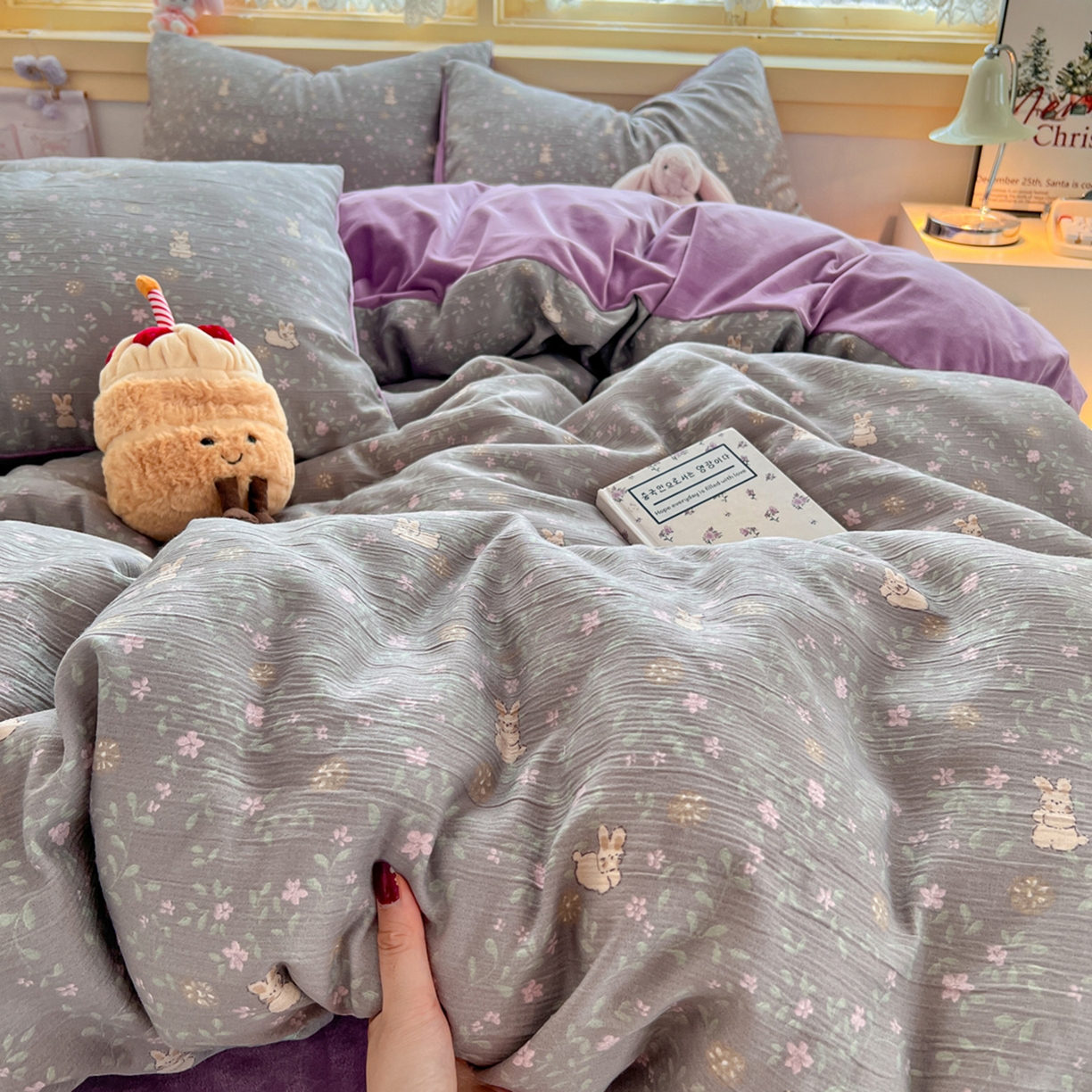 91家纺网 家纺一手货源 找家纺 瑞钰 2025新款A版三层纱B版牛奶绒四件套系列 花间兔