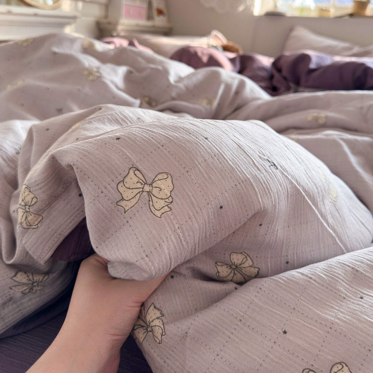 91家纺网 家纺一手货源 找家纺 玉海棠家纺 2025新款甄选三层纱印花四件套 蝴蝶结紫