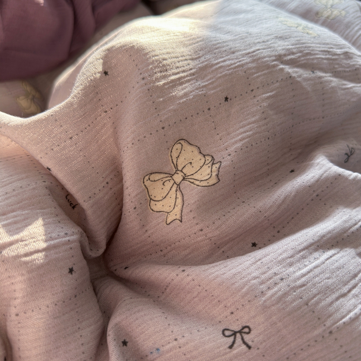 91家纺网 家纺一手货源 找家纺 玉海棠家纺 2025新款甄选三层纱印花四件套 蝴蝶结紫