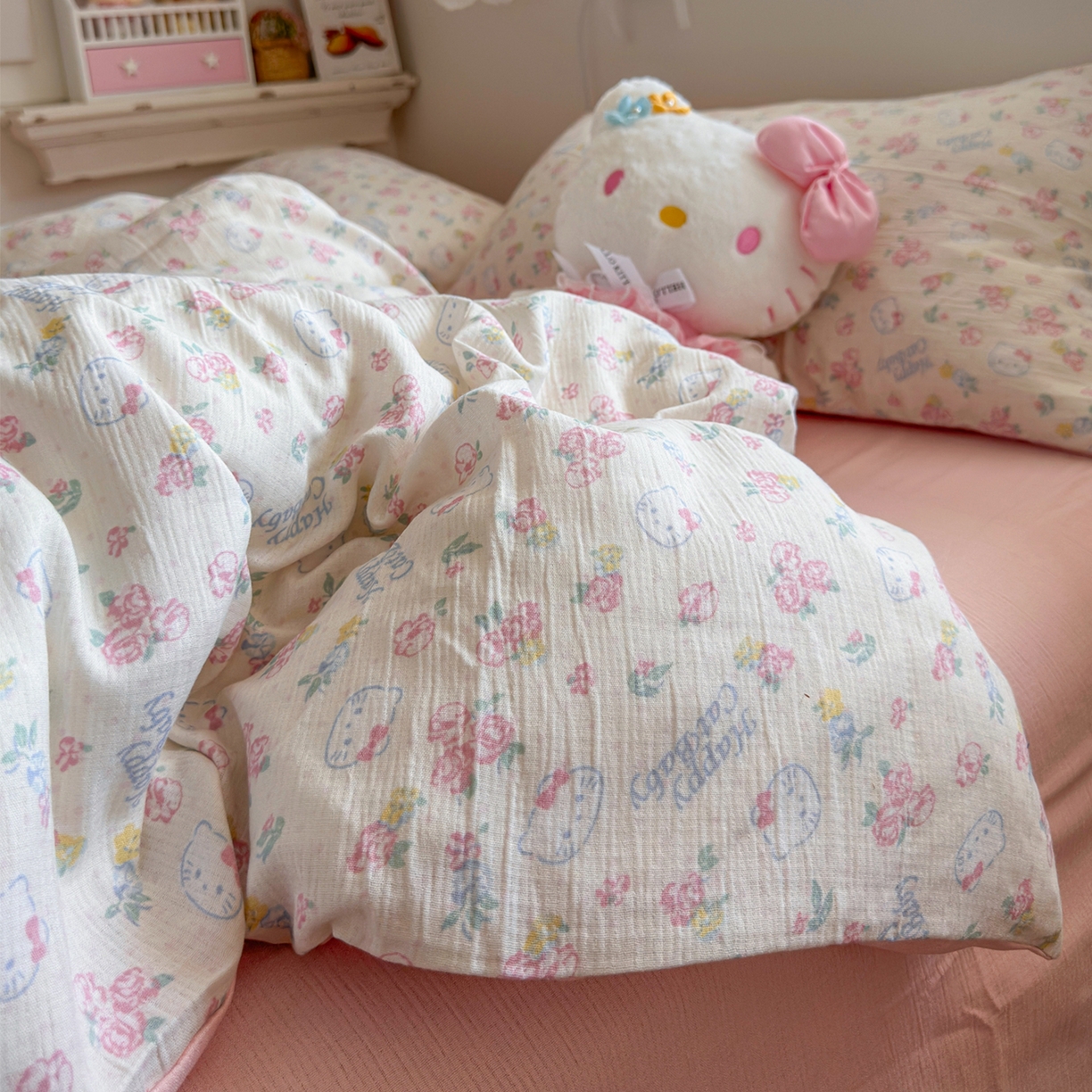 91家纺网 家纺一手货源 找家纺 玉海棠家纺 2025新款甄选三层纱印花四件套 花丛点点猫