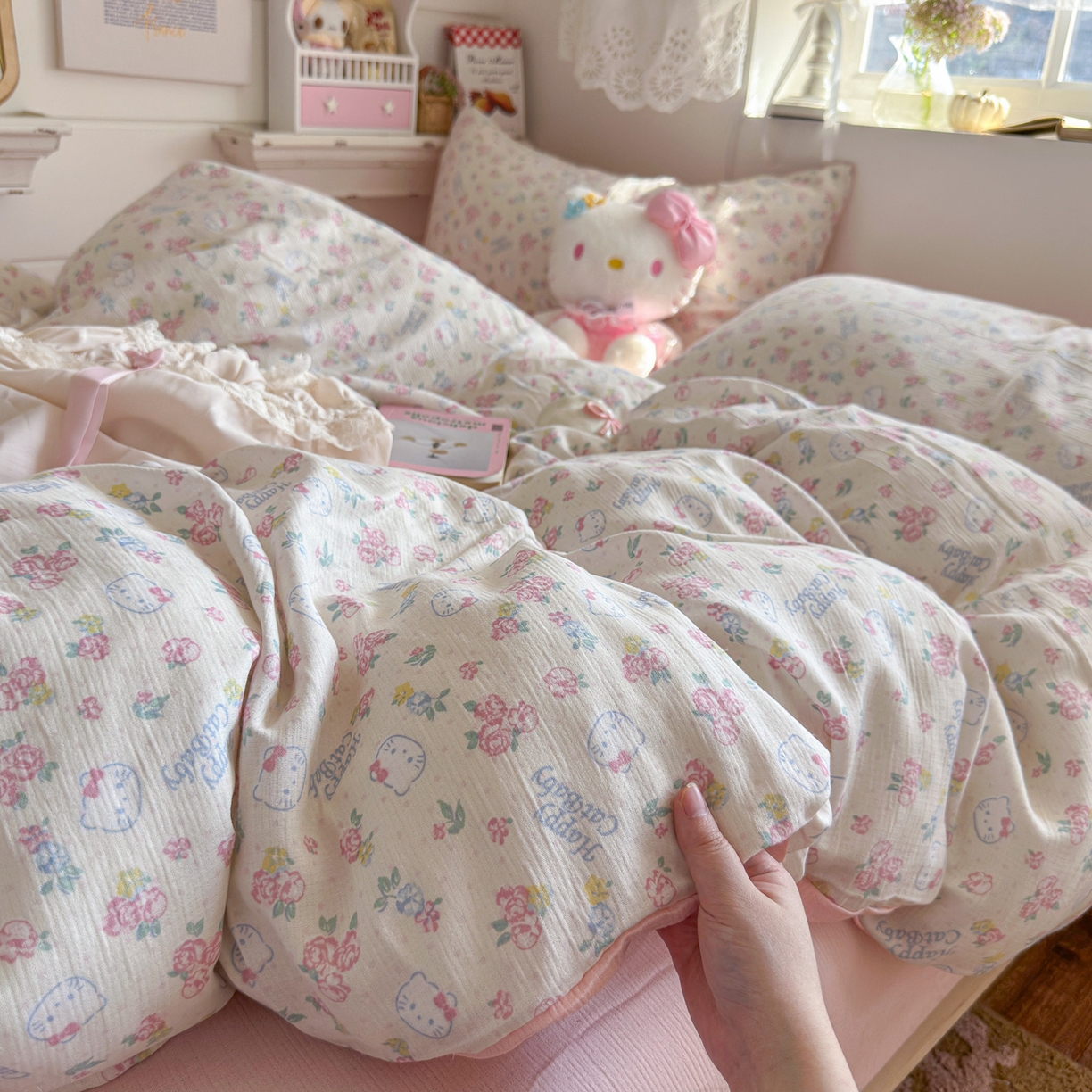 91家纺网 家纺一手货源 找家纺 玉海棠家纺 2025新款甄选三层纱印花四件套 花丛点点猫