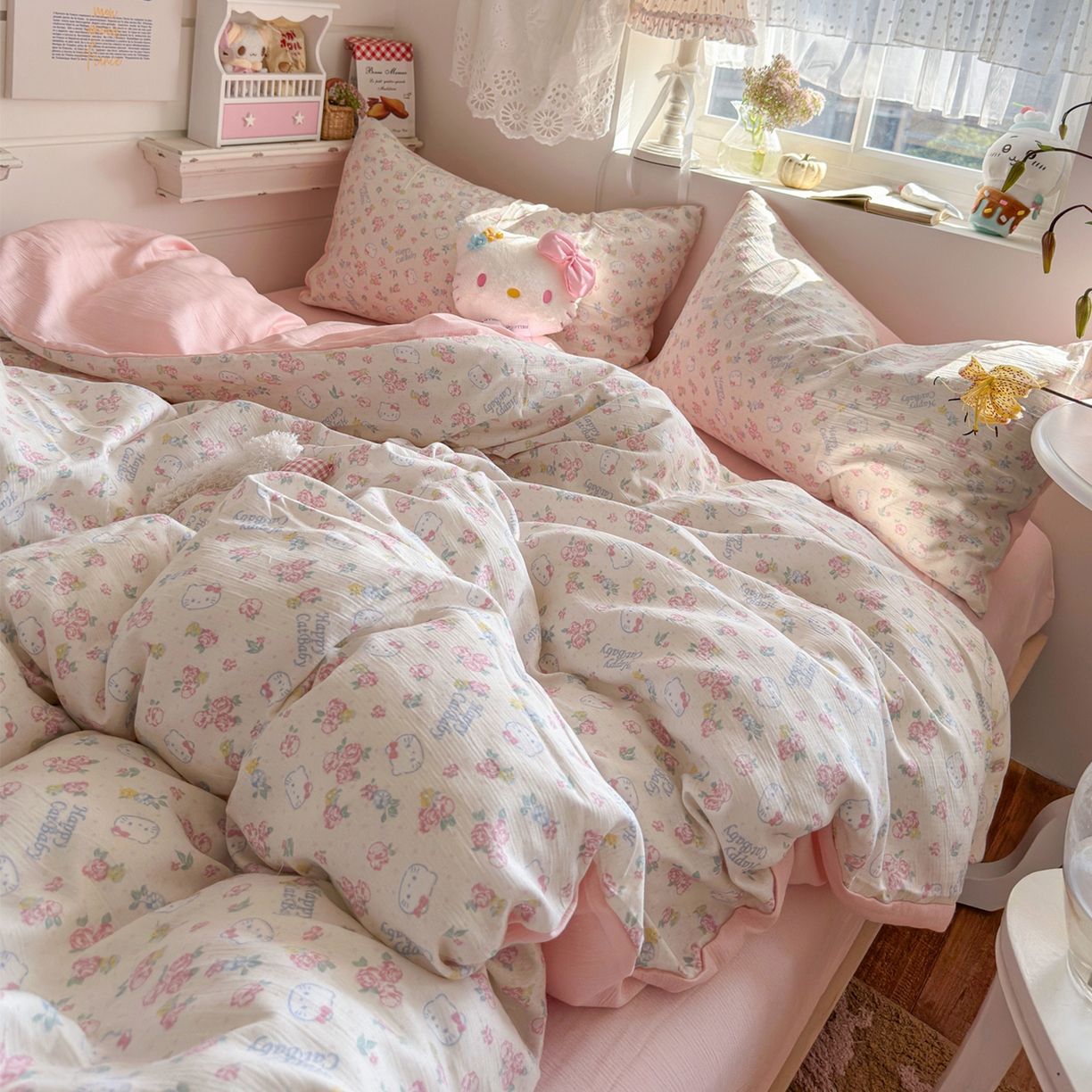 91家纺网 家纺一手货源 找家纺 玉海棠家纺 2025新款甄选三层纱印花四件套 花丛点点猫