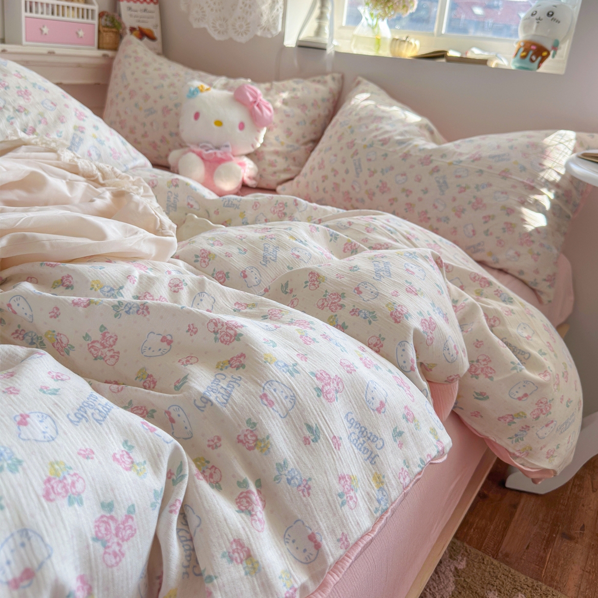 91家纺网 家纺一手货源 找家纺 玉海棠家纺 2025新款甄选三层纱印花四件套 花丛点点猫