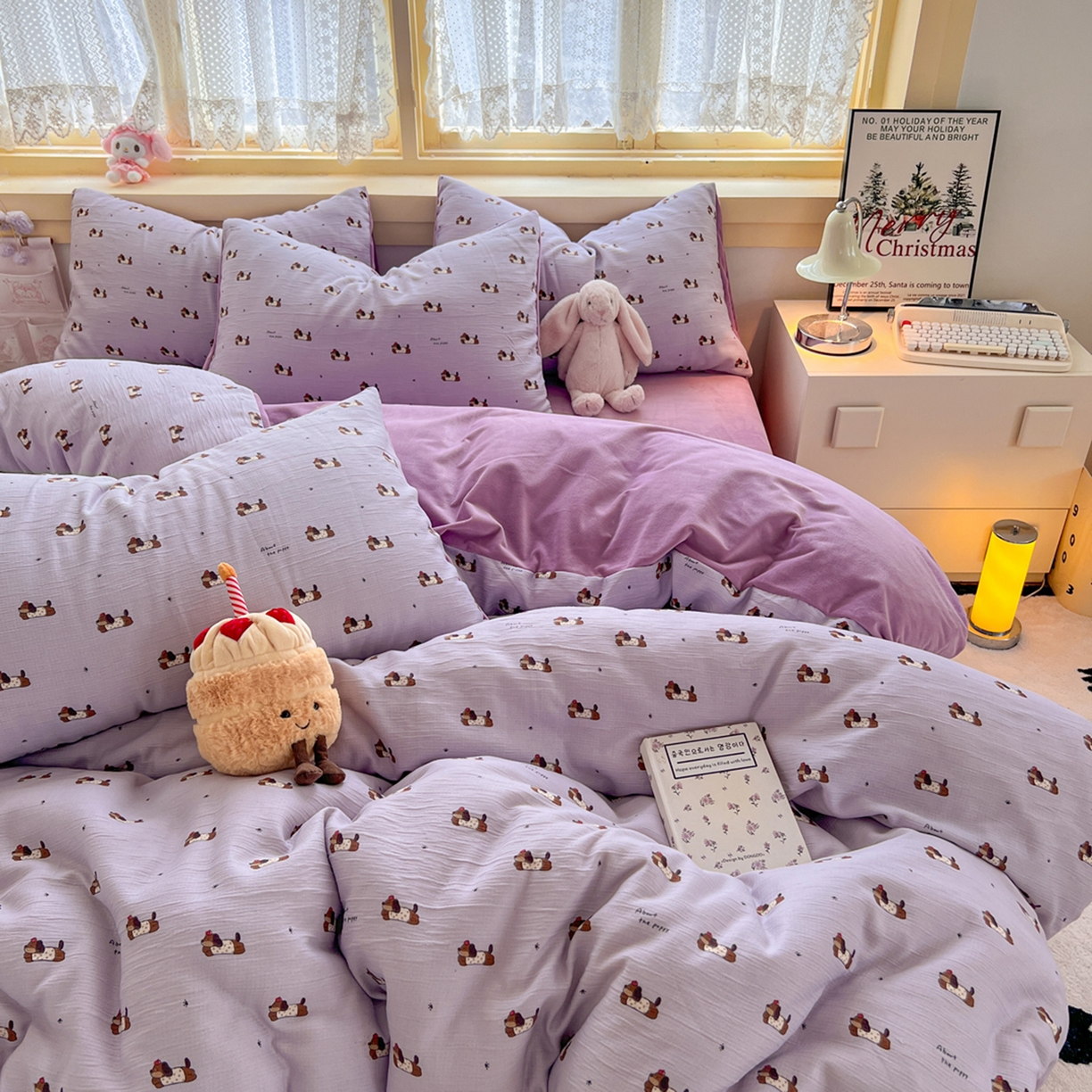 91家纺网 家纺一手货源 找家纺 瑞钰 2025新款A版三层纱B版牛奶绒四件套系列 葡萄腊肠狗