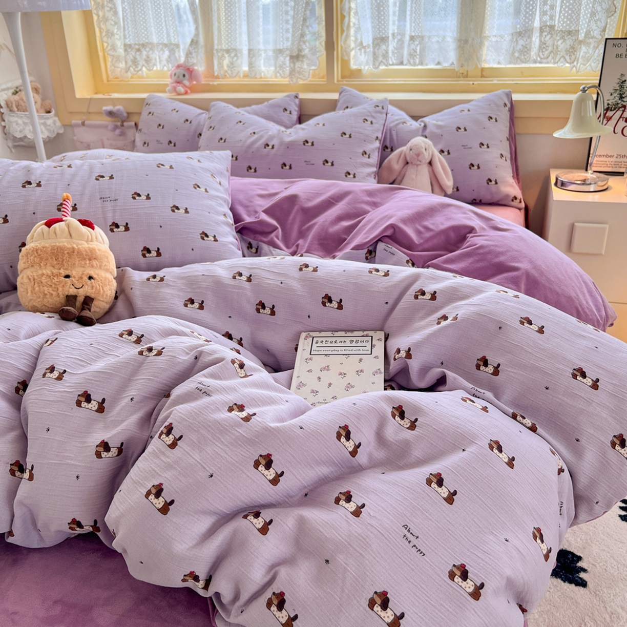 91家纺网 家纺一手货源 找家纺 瑞钰 2025新款A版三层纱B版牛奶绒四件套系列 葡萄腊肠狗