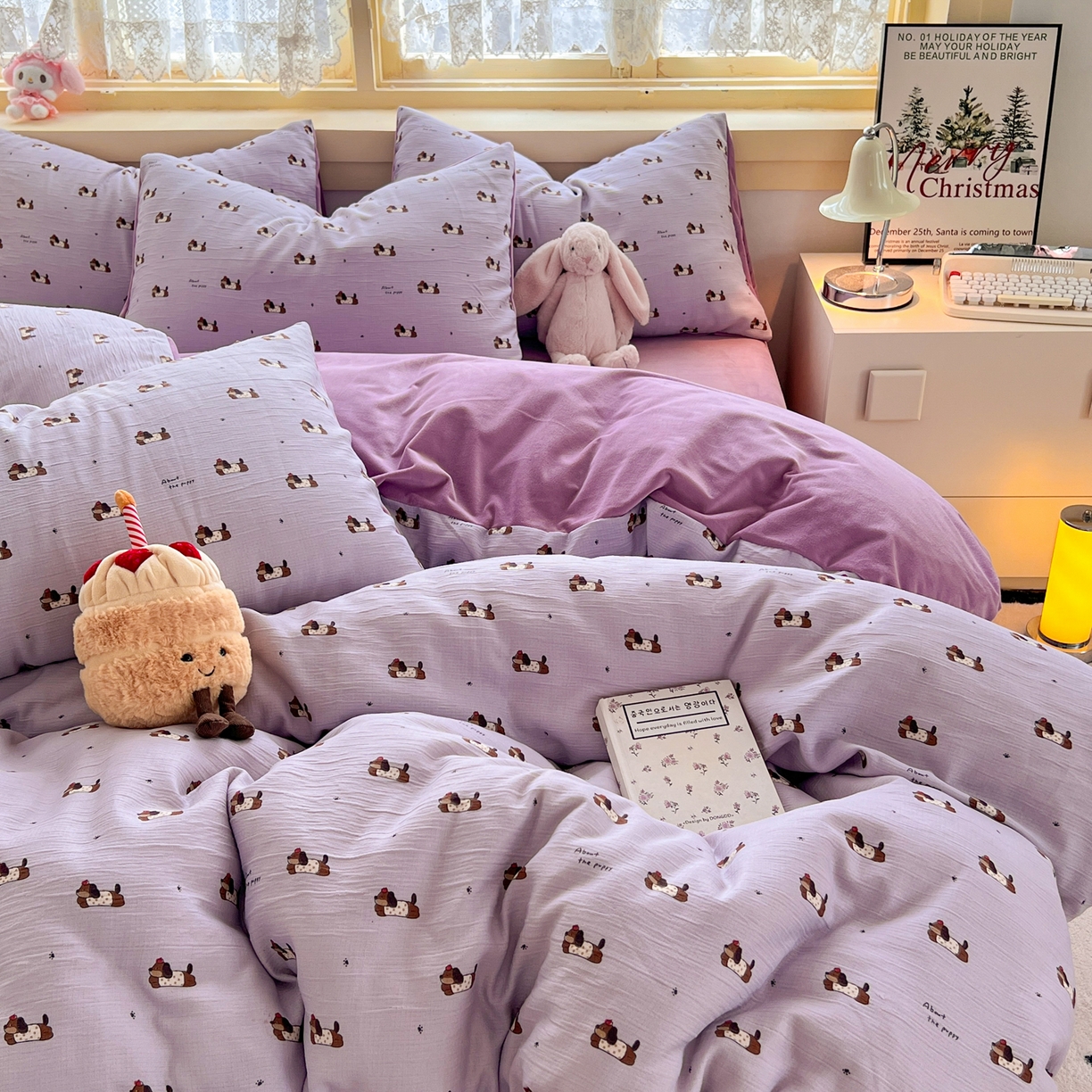 91家纺网 家纺一手货源 找家纺 瑞钰 2025新款A版三层纱B版牛奶绒四件套系列 葡萄腊肠狗