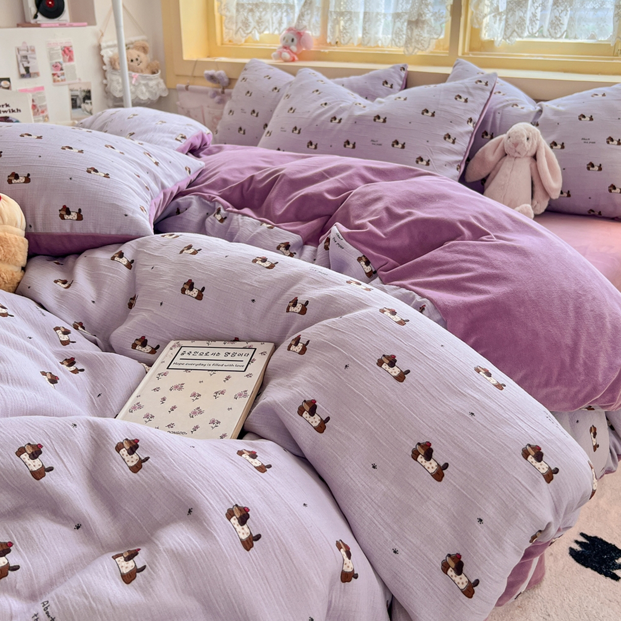 91家纺网 家纺一手货源 找家纺 瑞钰 2025新款A版三层纱B版牛奶绒四件套系列 葡萄腊肠狗