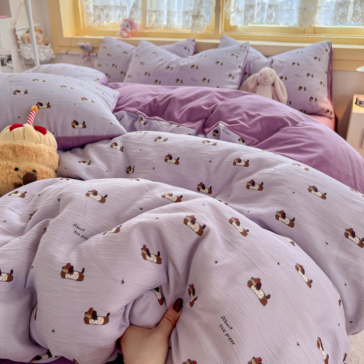 91家纺网 家纺一手货源 找家纺 瑞钰 2025新款A版三层纱B版牛奶绒四件套系列 葡萄腊肠狗