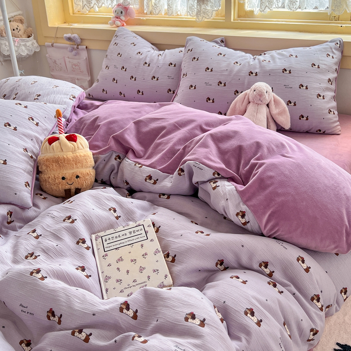 91家纺网 家纺一手货源 找家纺 瑞钰 2025新款A版三层纱B版牛奶绒四件套系列 葡萄腊肠狗