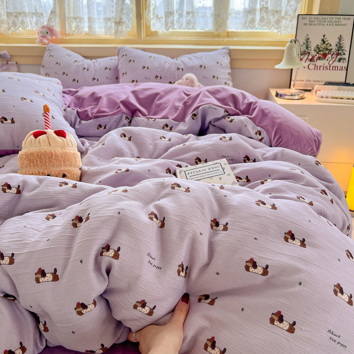 91家纺网 家纺一手货源 找家纺 瑞钰 2025新款A版三层纱B版牛奶绒四件套系列 葡萄腊肠狗