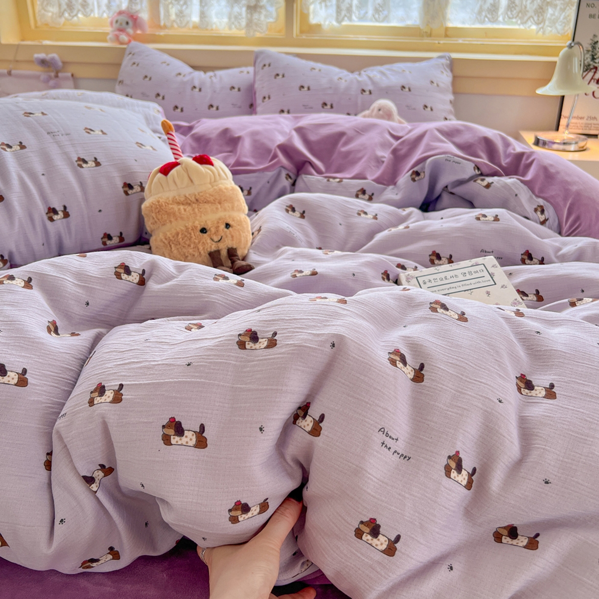 91家纺网 家纺一手货源 找家纺 瑞钰 2025新款A版三层纱B版牛奶绒四件套系列 葡萄腊肠狗