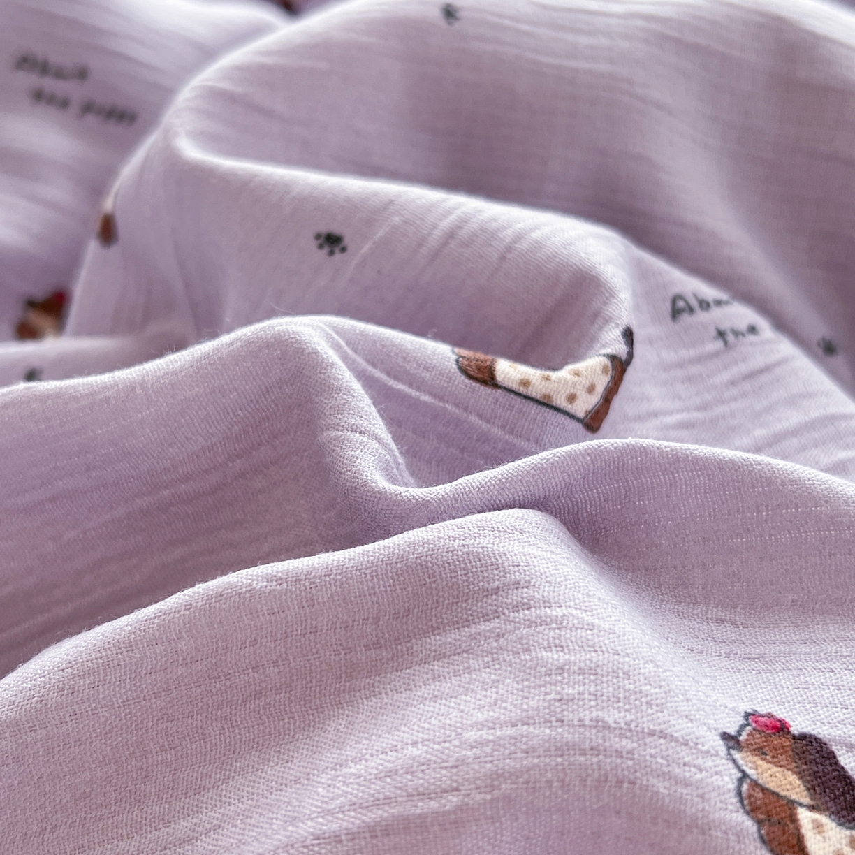 91家纺网 家纺一手货源 找家纺 瑞钰 2025新款A版三层纱B版牛奶绒四件套系列 葡萄腊肠狗