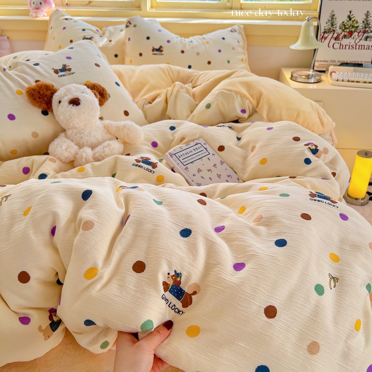 91家纺网 家纺一手货源 找家纺 瑞钰 2025新款A版三层纱B版牛奶绒四件套系列 糖豆腊肠狗