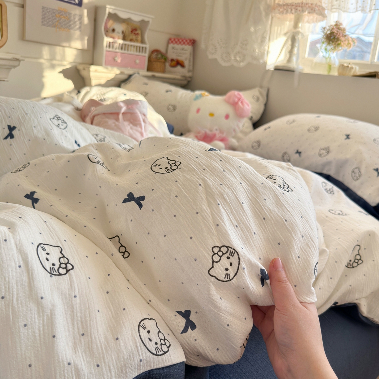 91家纺网 家纺一手货源 找家纺 玉海棠家纺 2025新款甄选三层纱印花四件套 蓝莓小猫