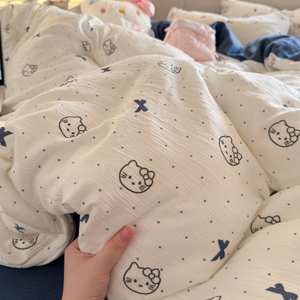 91家纺网 家纺一手货源 找家纺 玉海棠家纺 2025新款甄选三层纱印花四件套 蓝莓小猫