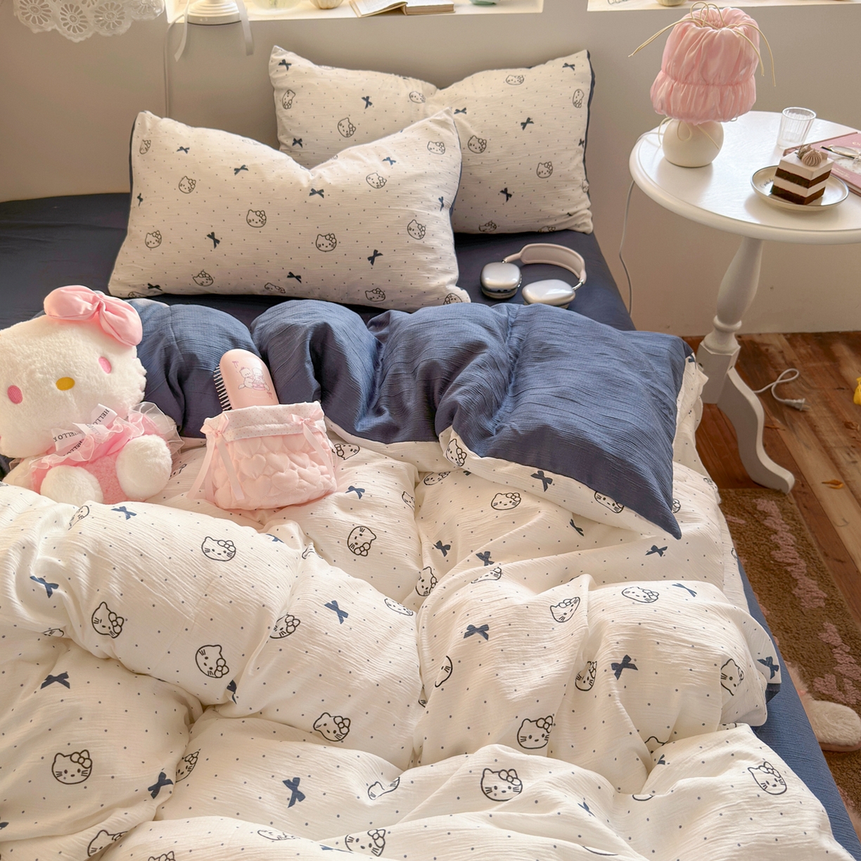 91家纺网 家纺一手货源 找家纺 玉海棠家纺 2025新款甄选三层纱印花四件套 蓝莓小猫