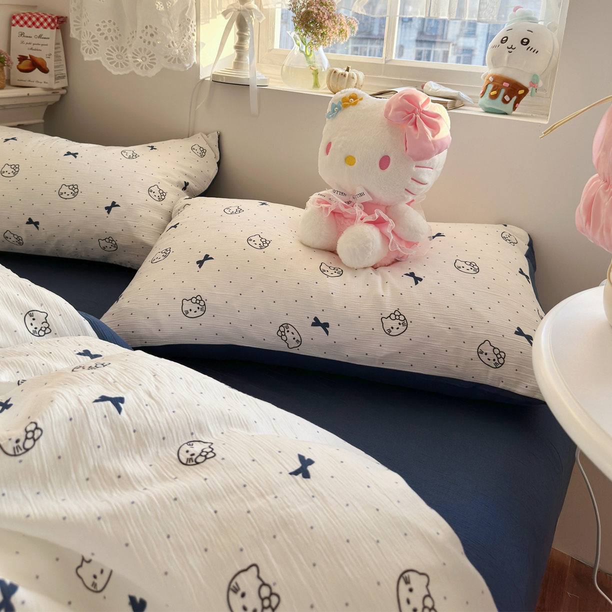 91家纺网 家纺一手货源 找家纺 玉海棠家纺 2025新款甄选三层纱印花四件套 蓝莓小猫