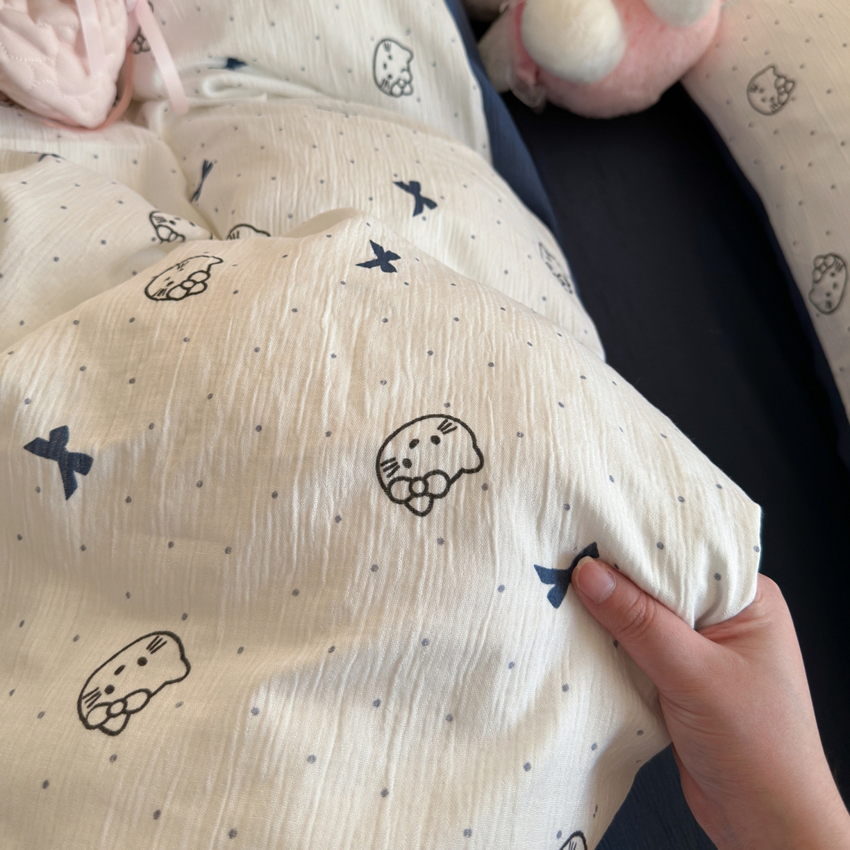 91家纺网 家纺一手货源 找家纺 玉海棠家纺 2025新款甄选三层纱印花四件套 蓝莓小猫