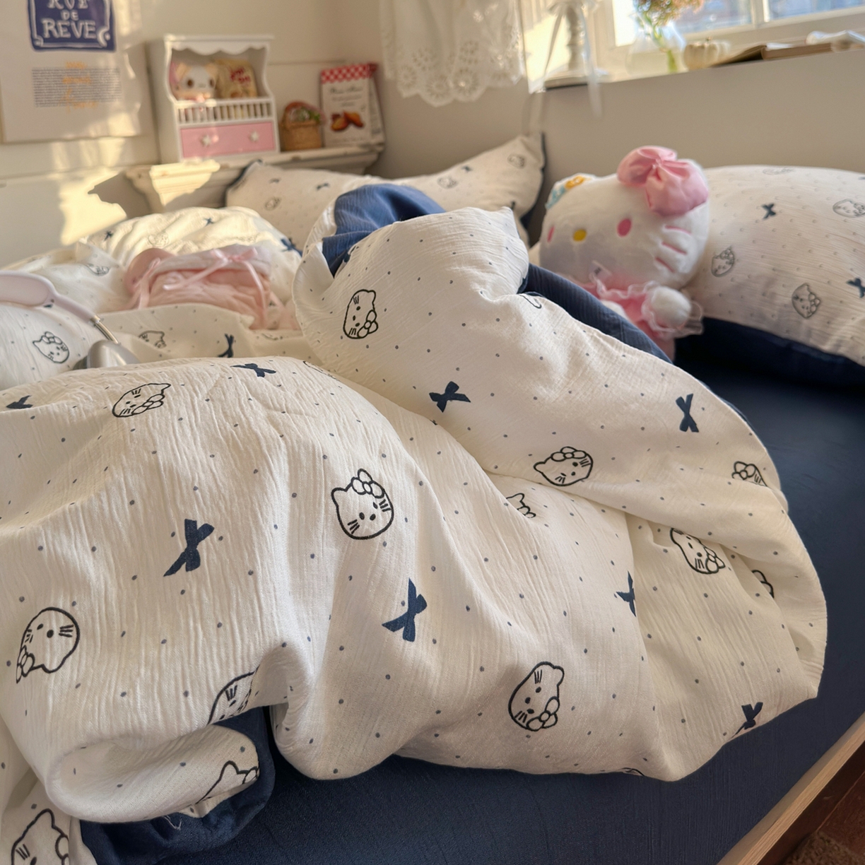 91家纺网 家纺一手货源 找家纺 玉海棠家纺 2025新款甄选三层纱印花四件套 蓝莓小猫