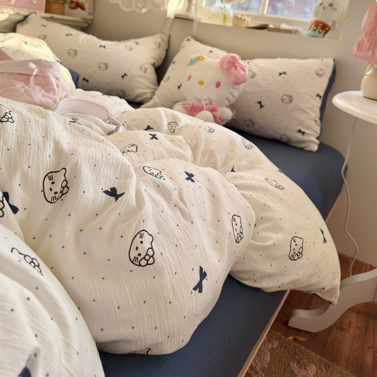 91家纺网 家纺一手货源 找家纺 玉海棠家纺 2025新款甄选三层纱印花四件套 蓝莓小猫