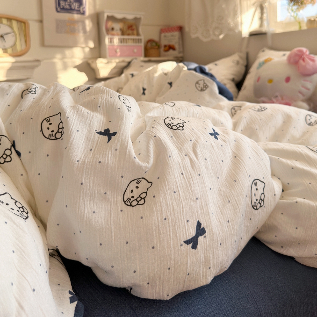 91家纺网 家纺一手货源 找家纺 玉海棠家纺 2025新款甄选三层纱印花四件套 蓝莓小猫