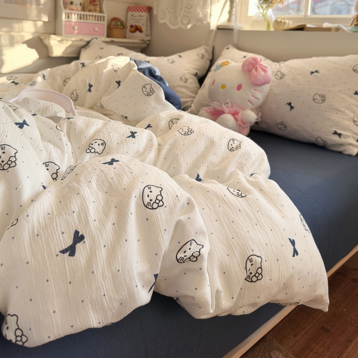 91家纺网 家纺一手货源 找家纺 玉海棠家纺 2025新款甄选三层纱印花四件套 蓝莓小猫