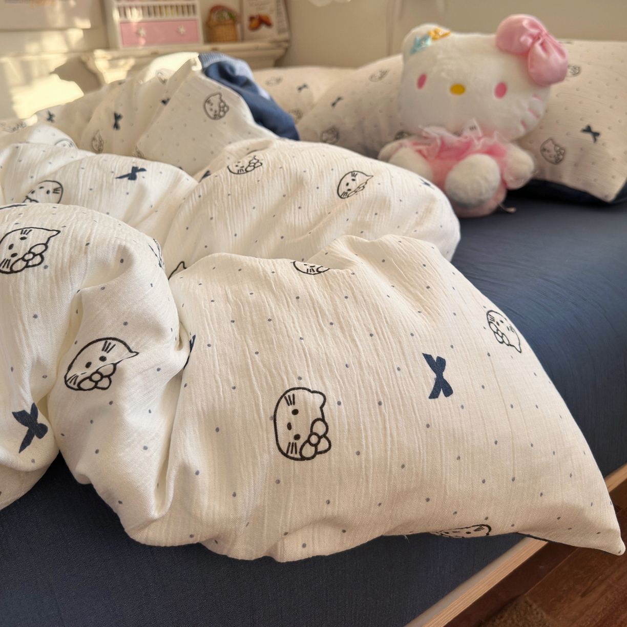 91家纺网 家纺一手货源 找家纺 玉海棠家纺 2025新款甄选三层纱印花四件套 蓝莓小猫