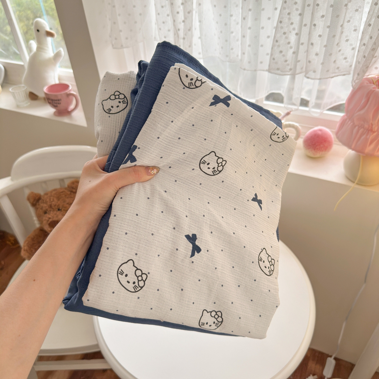 91家纺网 家纺一手货源 找家纺 玉海棠家纺 2025新款甄选三层纱印花四件套 蓝莓小猫