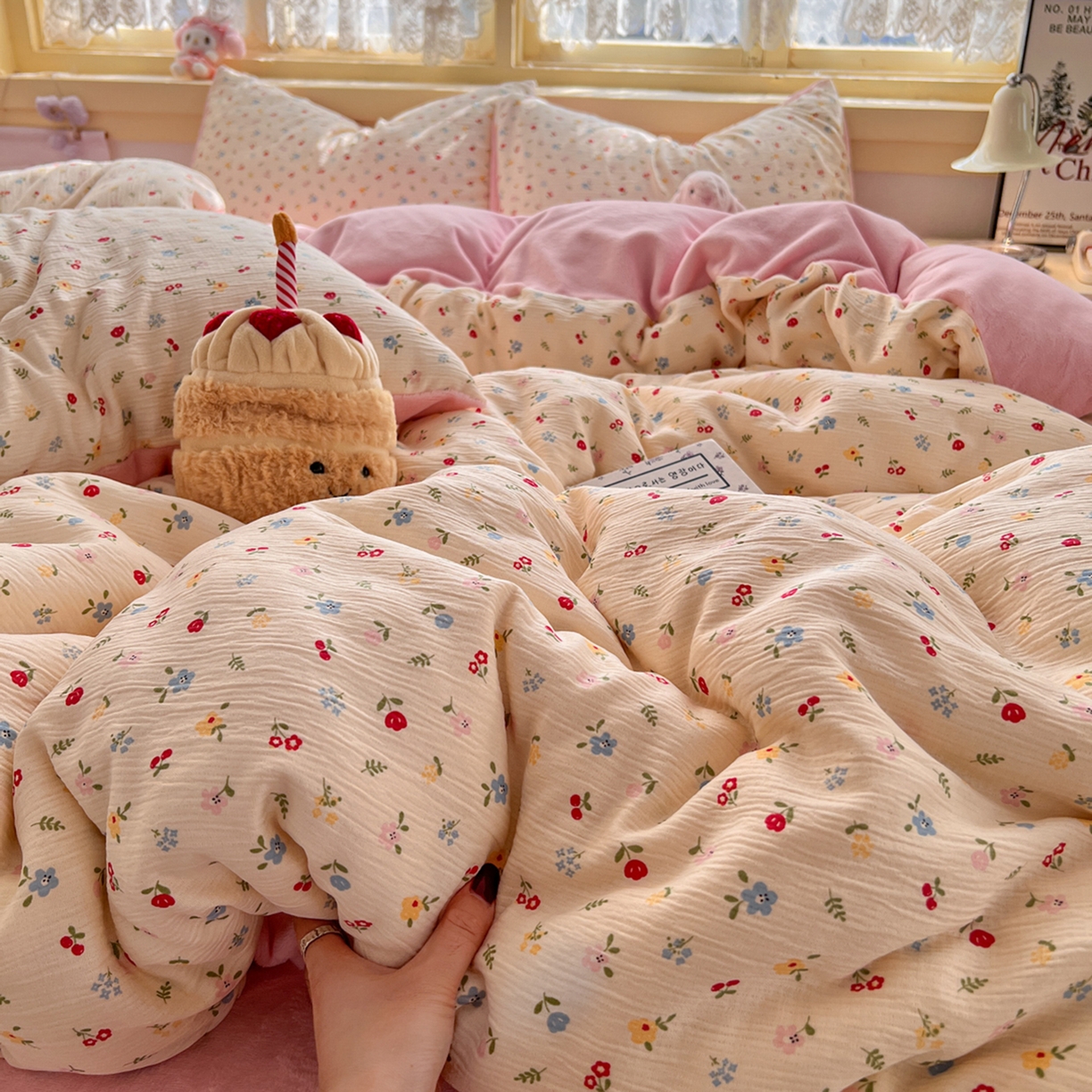 91家纺网 家纺一手货源 找家纺 瑞钰 2025新款A版三层纱B版牛奶绒四件套系列 小花点点