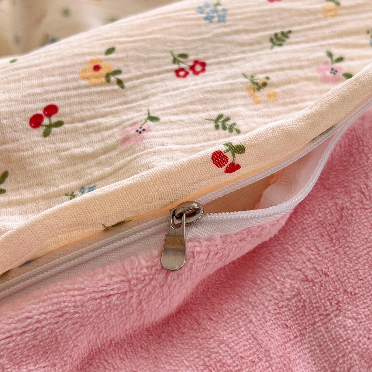 91家纺网 家纺一手货源 找家纺 瑞钰 2025新款A版三层纱B版牛奶绒四件套系列 小花点点