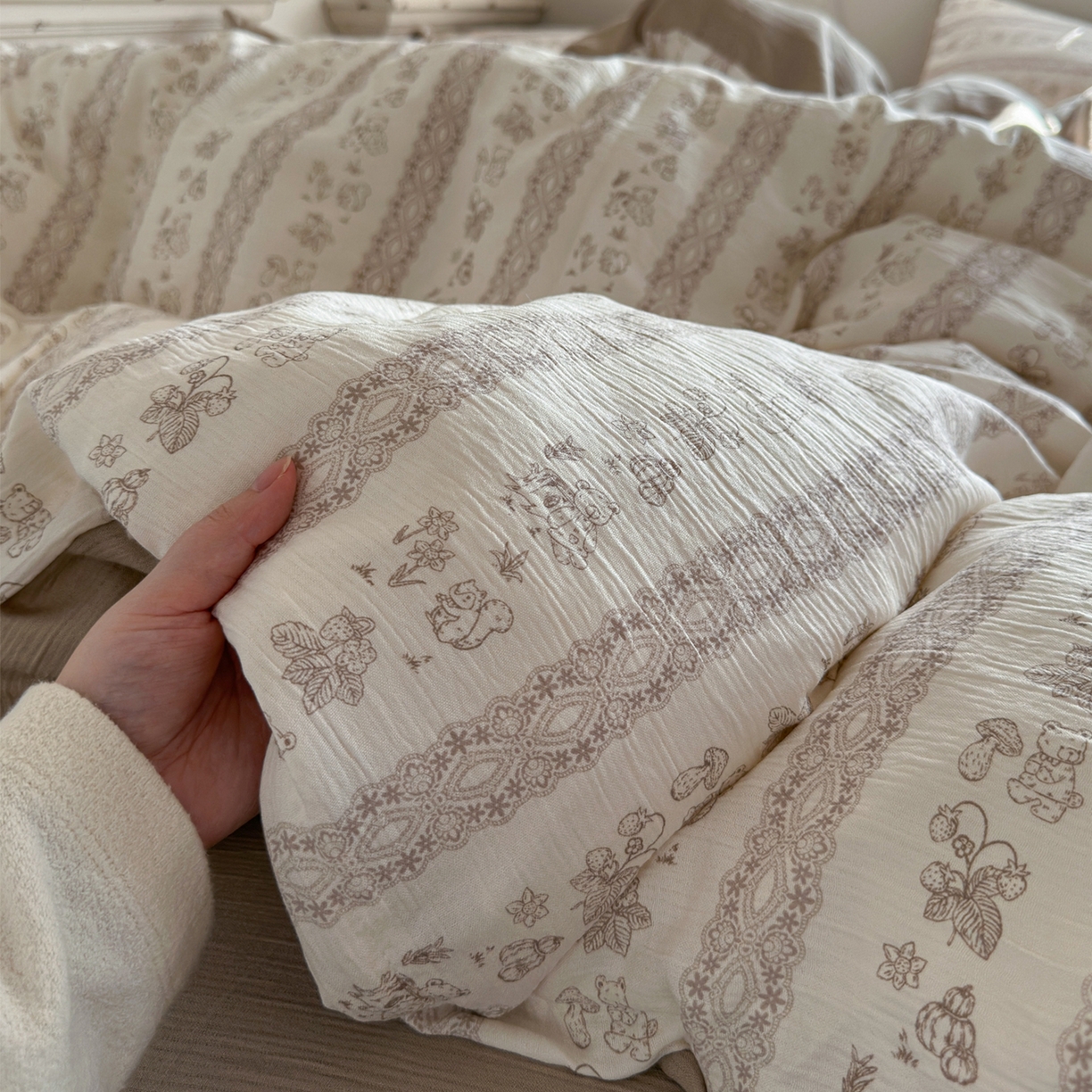 91家纺网 家纺一手货源 找家纺 玉海棠家纺 2025新款甄选三层纱印花四件套 蕾丝熊