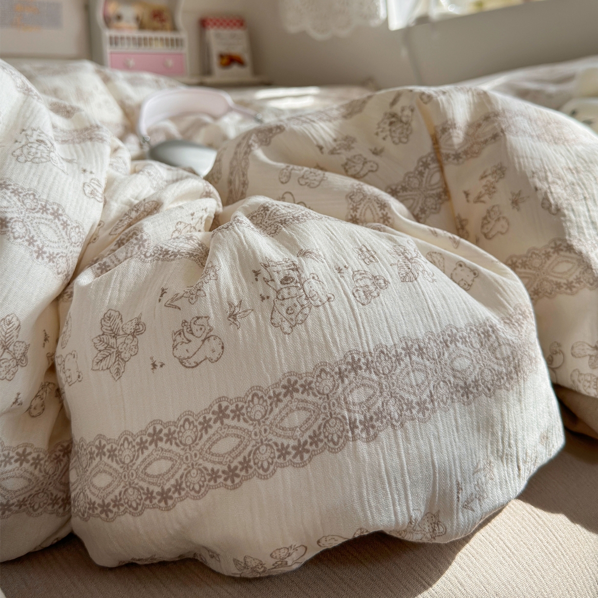 91家纺网 家纺一手货源 找家纺 玉海棠家纺 2025新款甄选三层纱印花四件套 蕾丝熊