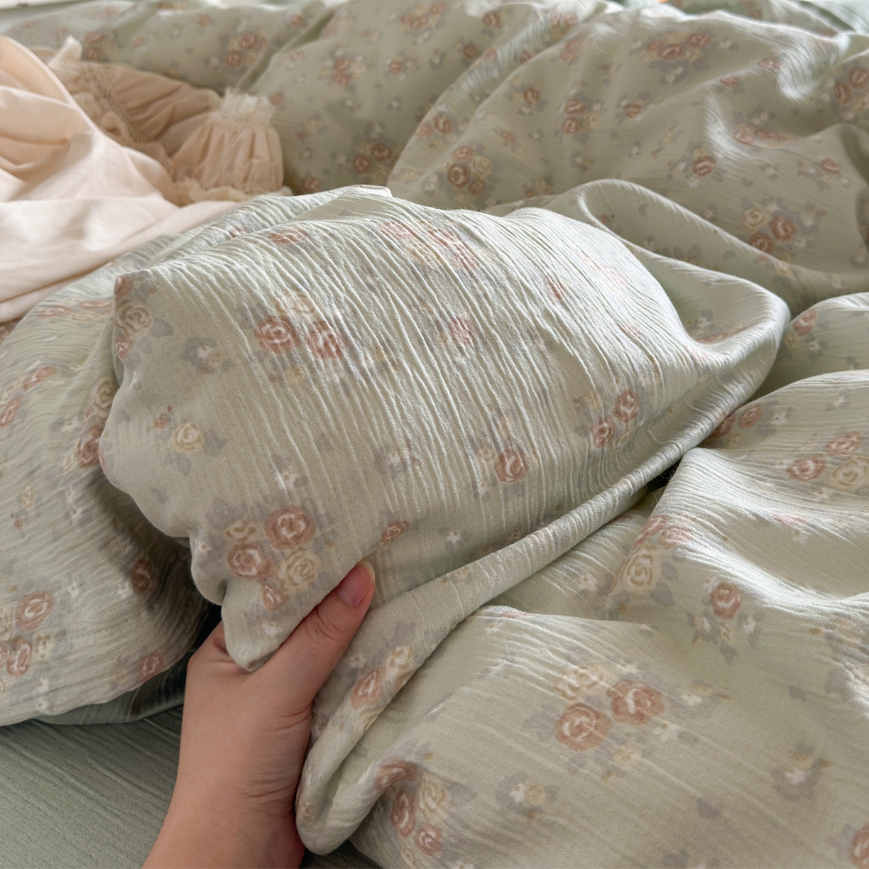 91家纺网 家纺一手货源 找家纺 玉海棠家纺 2025新款甄选三层纱印花四件套 玫瑰夜-绿