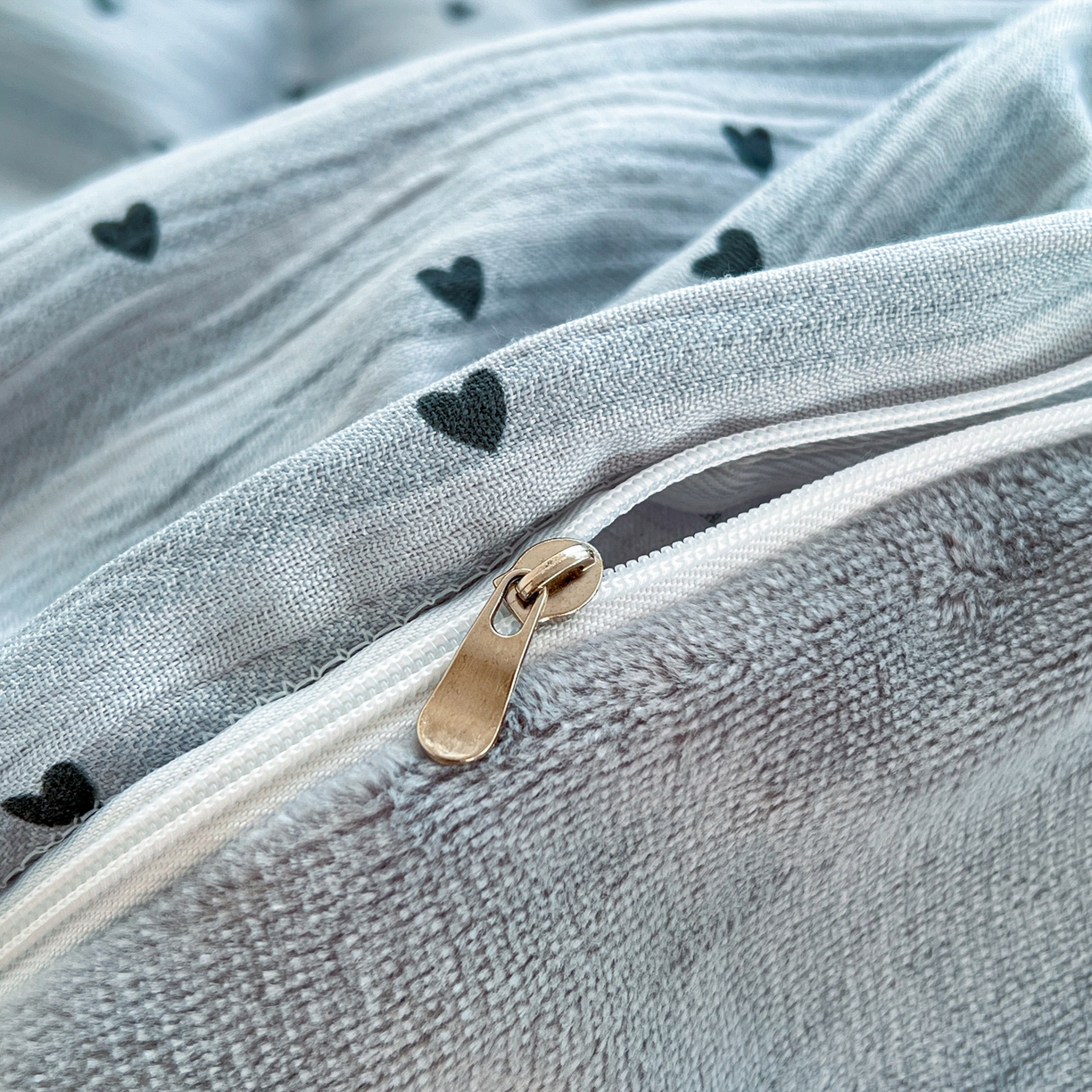 91家纺网 家纺一手货源 找家纺 瑞钰 2025新款A版三层纱B版牛奶绒四件套系列 雨爱