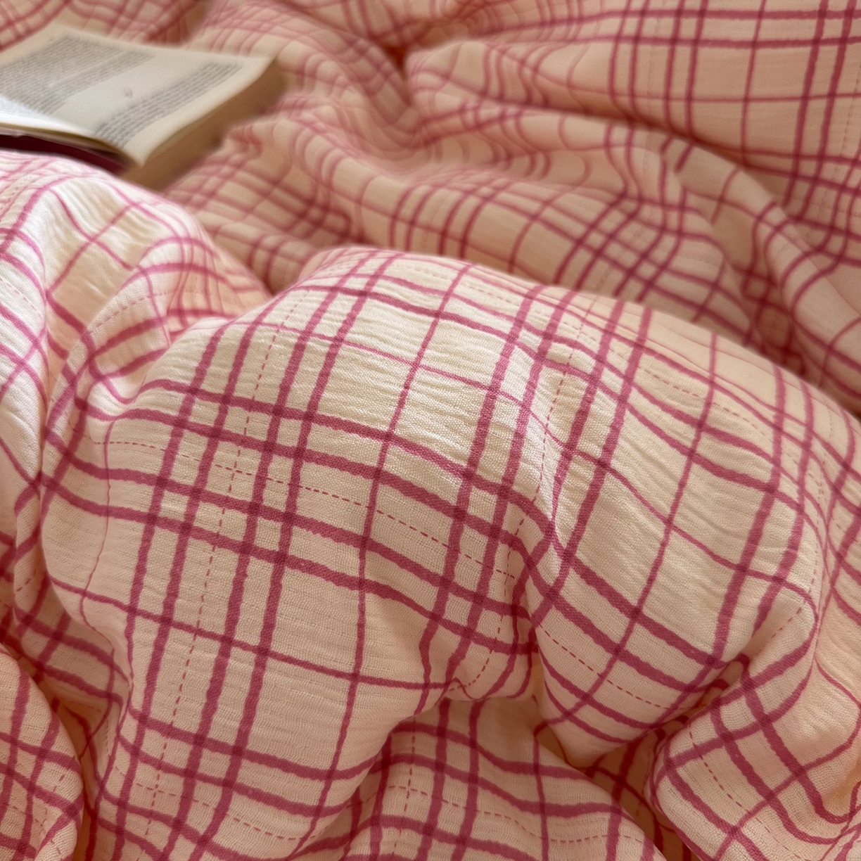 91家纺网 家纺一手货源 找家纺 玉海棠家纺 2025新款甄选三层纱印花四件套 梅森粉