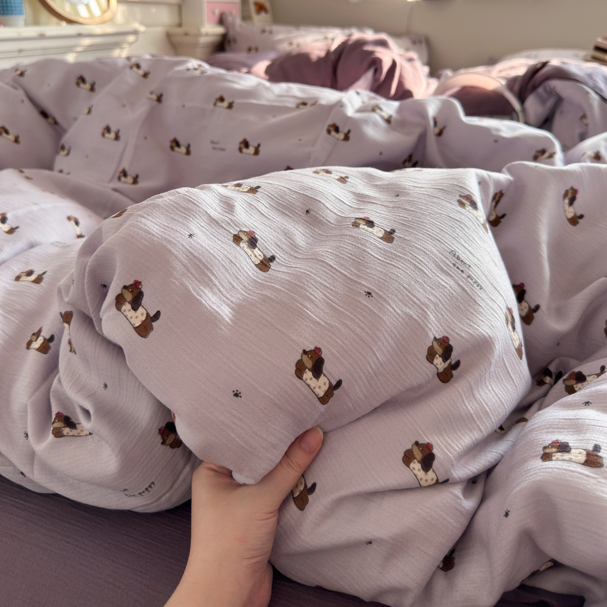 91家纺网 家纺一手货源 找家纺 玉海棠家纺 2025新款甄选三层纱印花四件套 葡萄腊肠狗