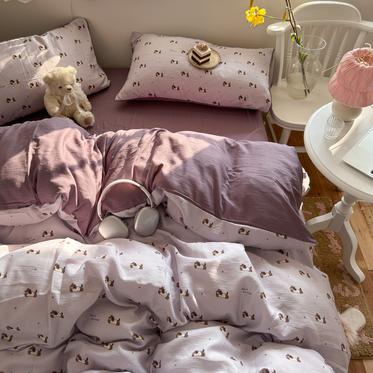 91家纺网 家纺一手货源 找家纺 玉海棠家纺 2025新款甄选三层纱印花四件套 葡萄腊肠狗