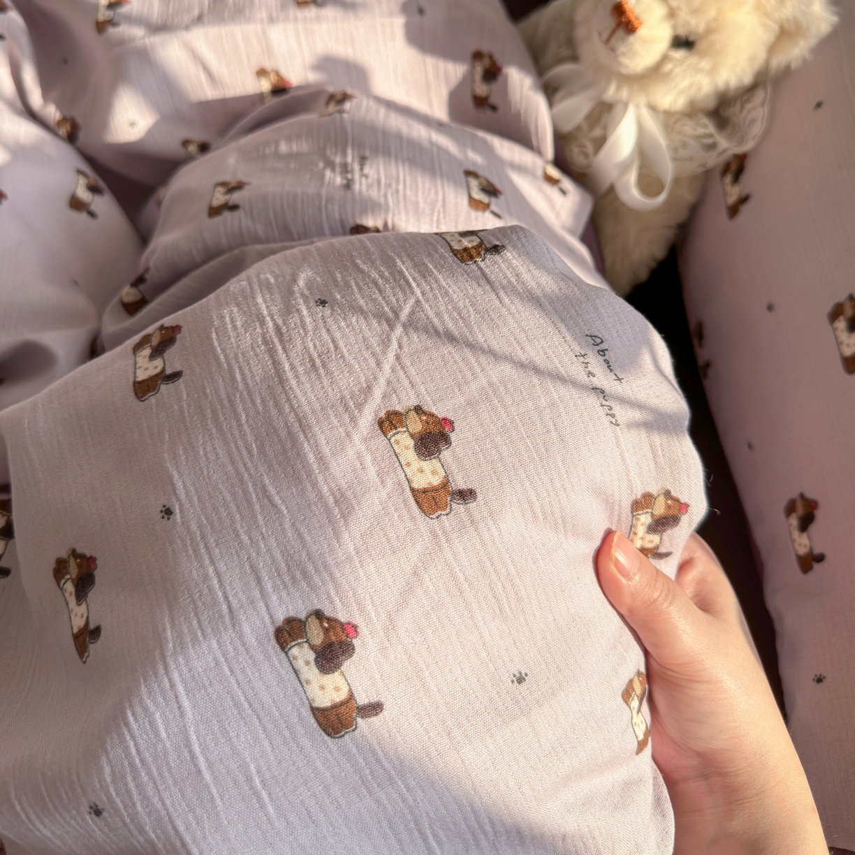 91家纺网 家纺一手货源 找家纺 玉海棠家纺 2025新款甄选三层纱印花四件套 葡萄腊肠狗