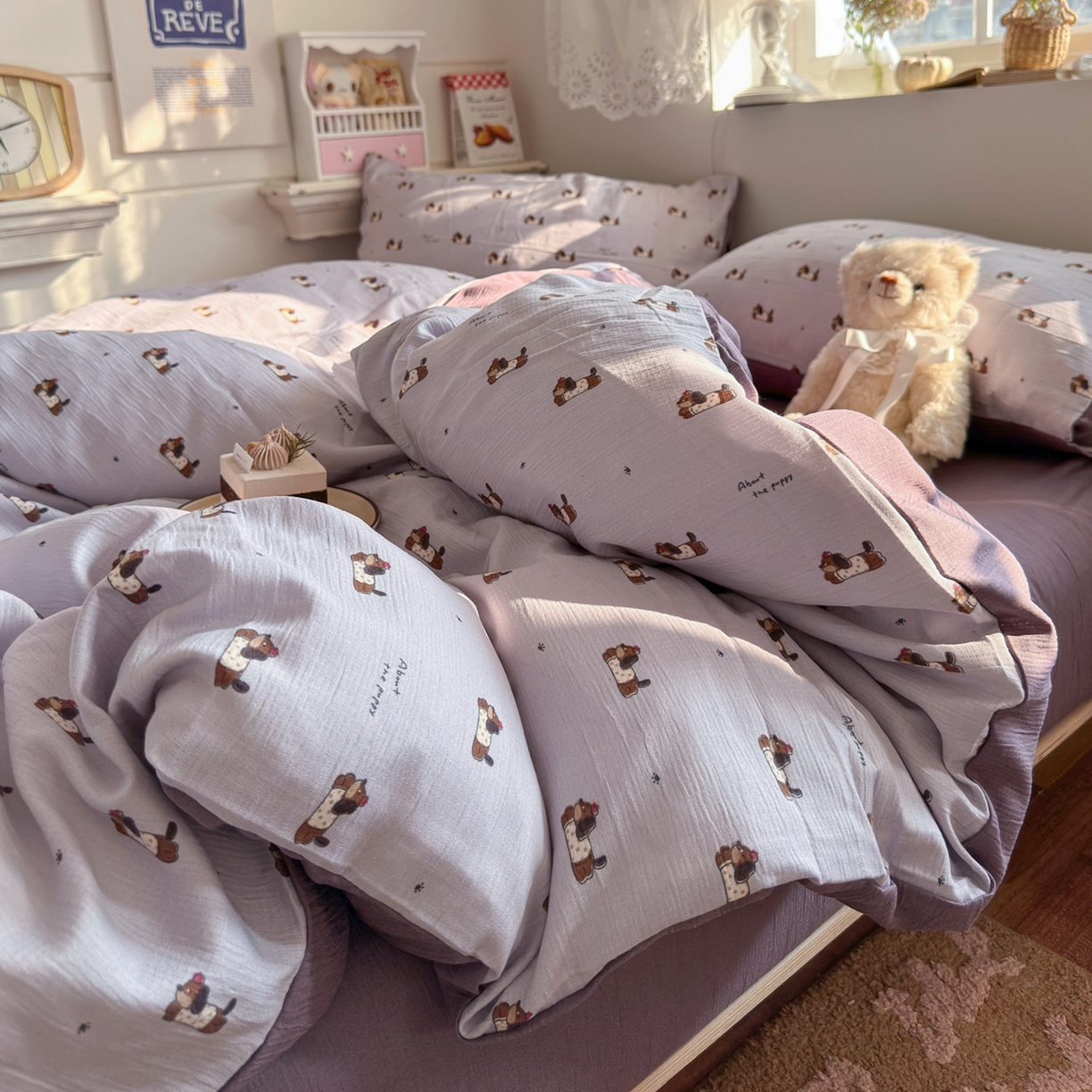 91家纺网 家纺一手货源 找家纺 玉海棠家纺 2025新款甄选三层纱印花四件套 葡萄腊肠狗