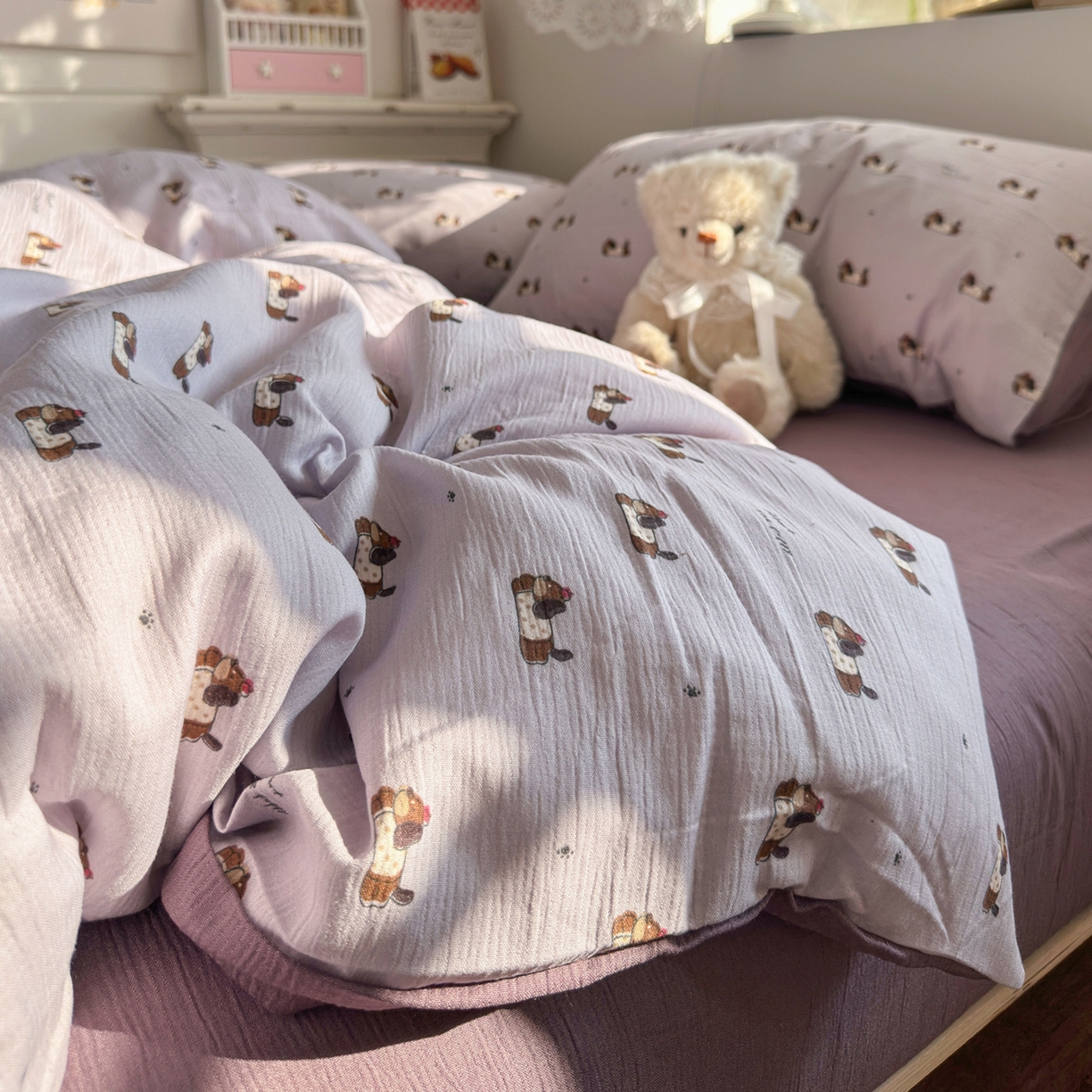 91家纺网 家纺一手货源 找家纺 玉海棠家纺 2025新款甄选三层纱印花四件套 葡萄腊肠狗