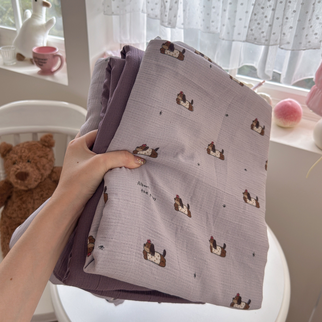 91家纺网 家纺一手货源 找家纺 玉海棠家纺 2025新款甄选三层纱印花四件套 葡萄腊肠狗