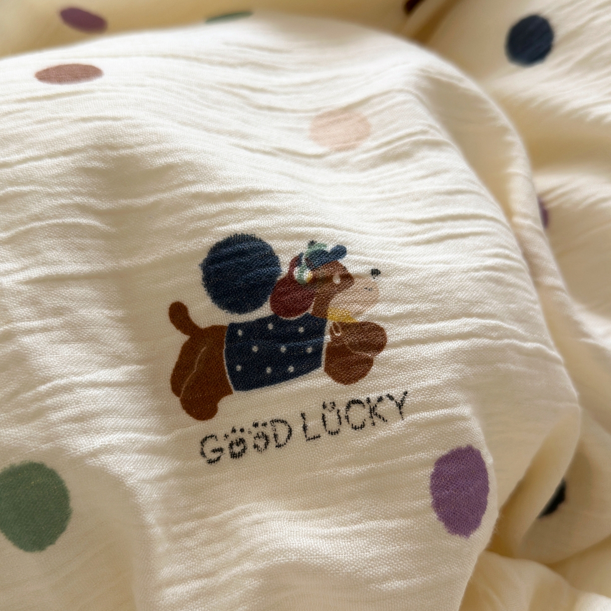 91家纺网 家纺一手货源 找家纺 玉海棠家纺 2025新款甄选三层纱印花四件套 糖豆腊肠狗