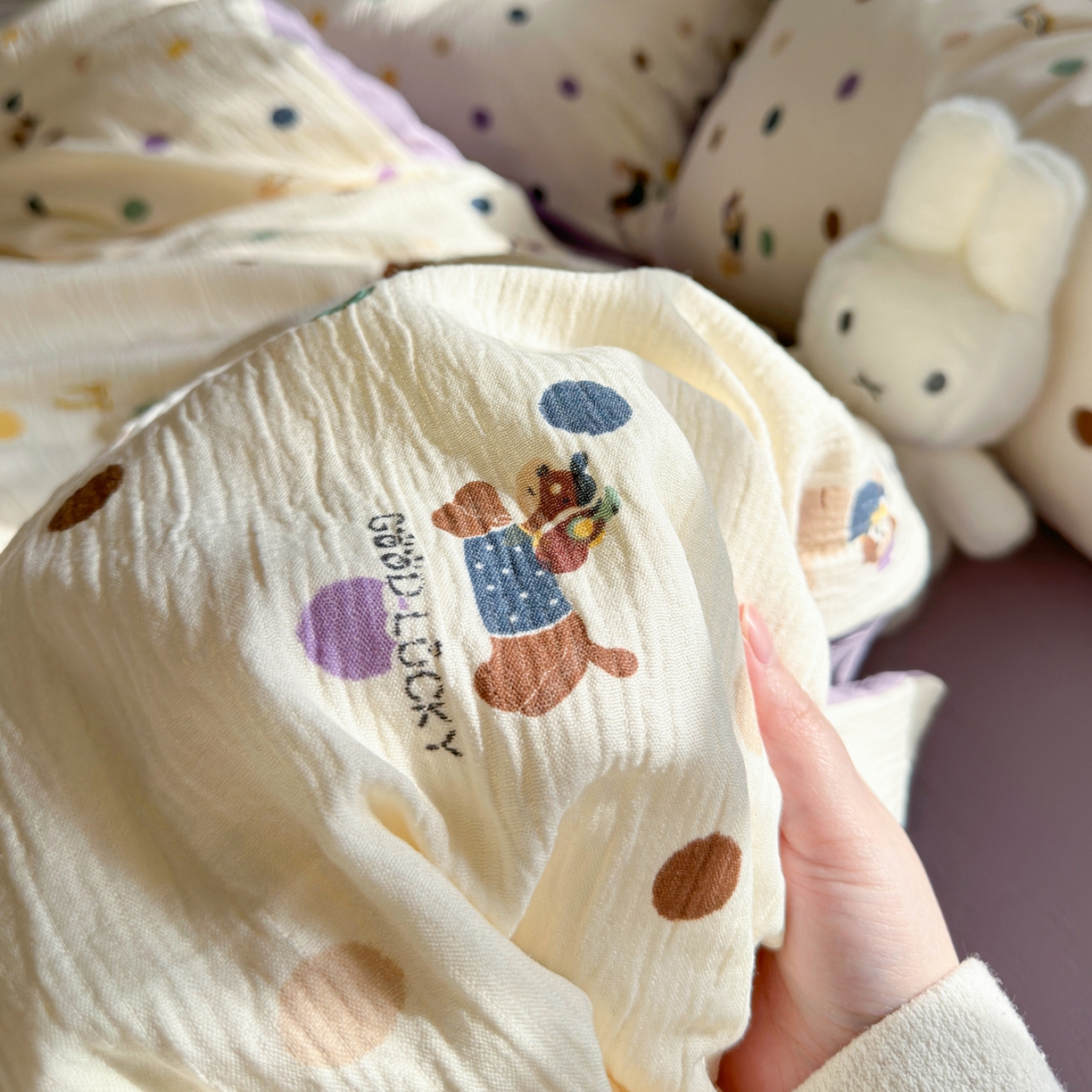 91家纺网 家纺一手货源 找家纺 玉海棠家纺 2025新款甄选三层纱印花四件套 糖豆腊肠狗