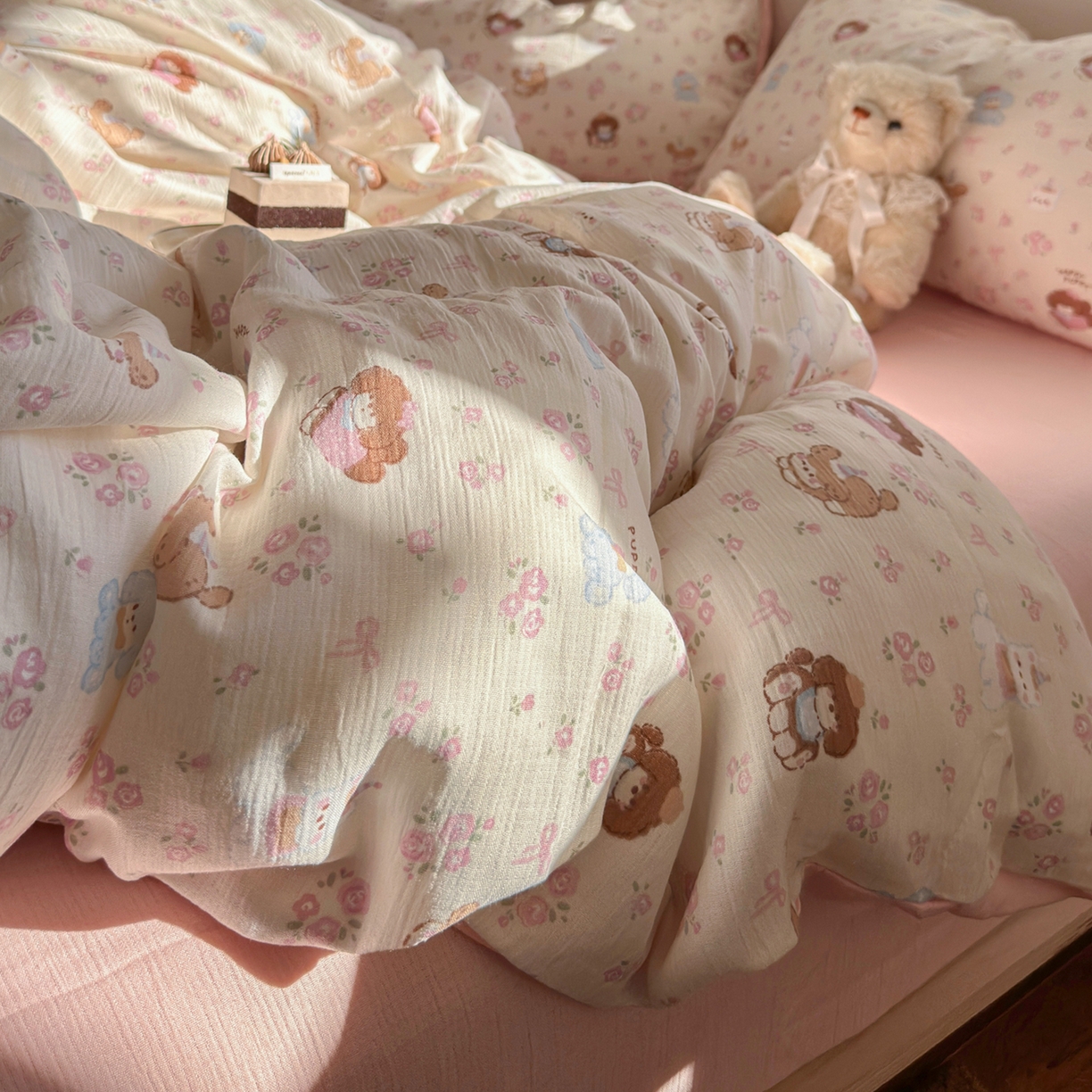 91家纺网 家纺一手货源 找家纺 玉海棠家纺 2025新款甄选三层纱印花四件套 小狗集合会