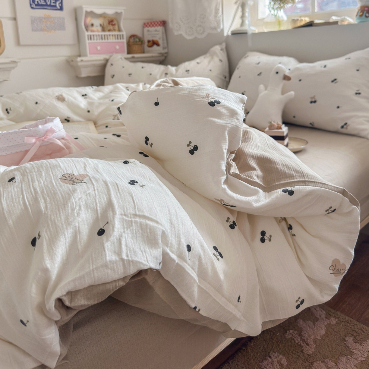 91家纺网 家纺一手货源 找家纺 玉海棠家纺 2025新款甄选三层纱印花四件套 撄桃物语