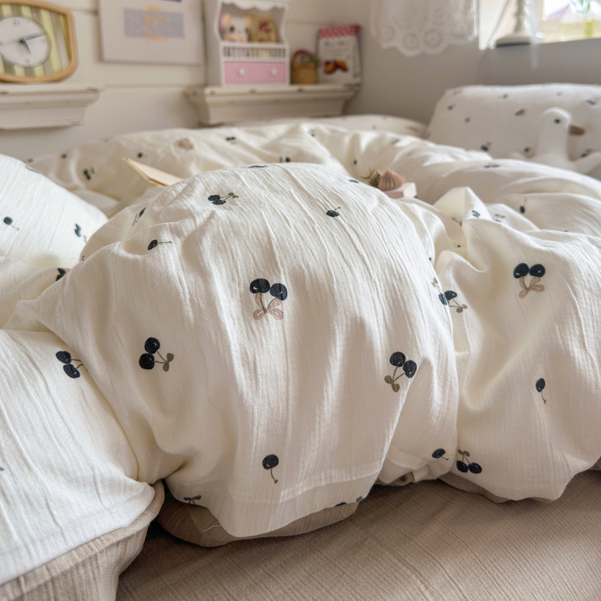 91家纺网 家纺一手货源 找家纺 玉海棠家纺 2025新款甄选三层纱印花四件套 撄桃物语