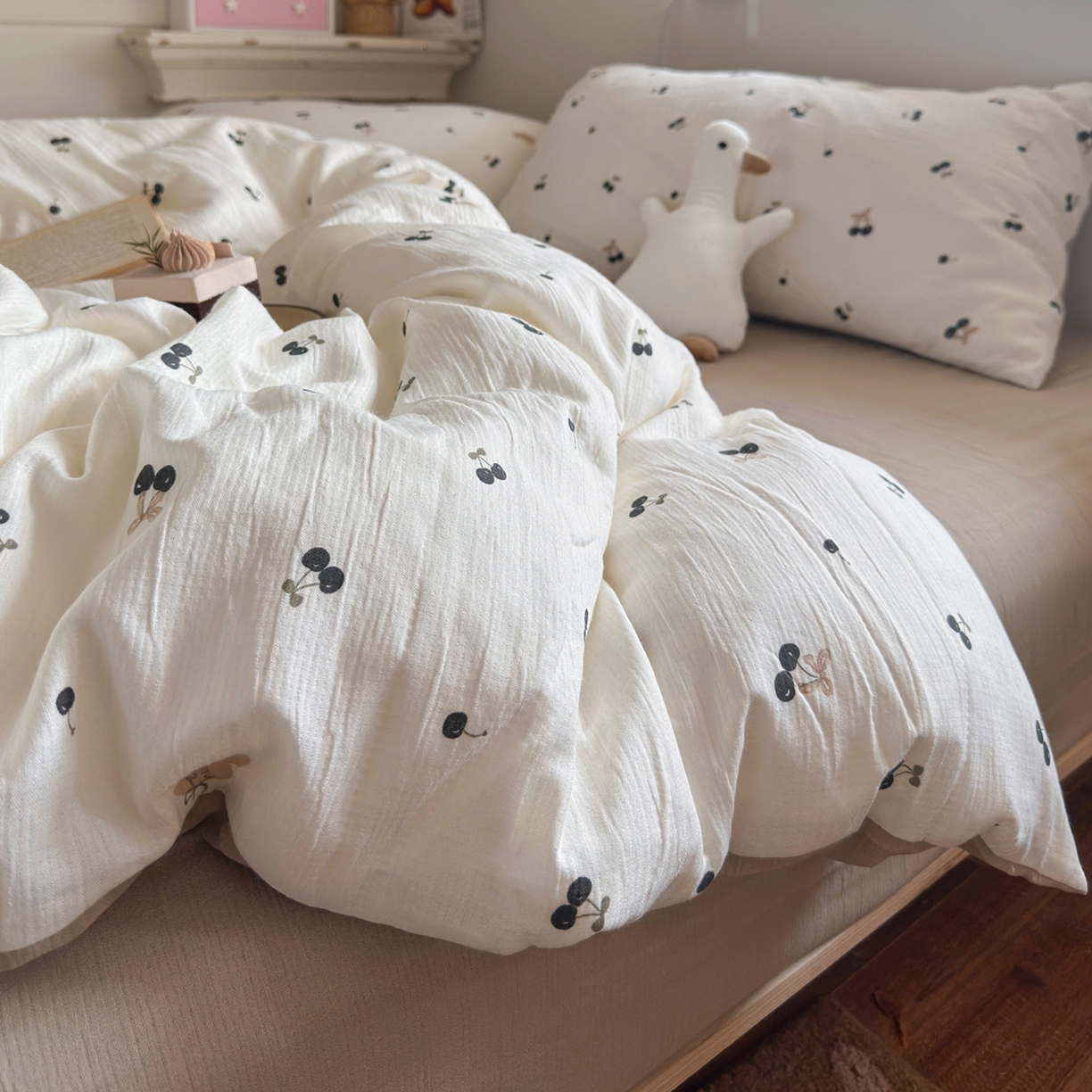 91家纺网 家纺一手货源 找家纺 玉海棠家纺 2025新款甄选三层纱印花四件套 撄桃物语