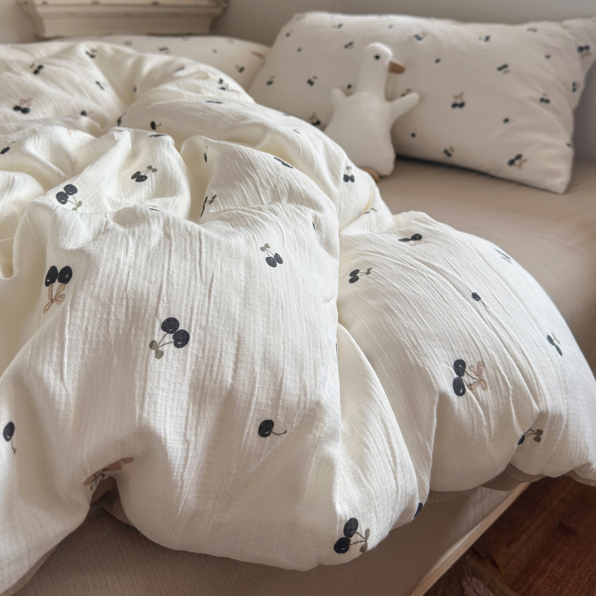 91家纺网 家纺一手货源 找家纺 玉海棠家纺 2025新款甄选三层纱印花四件套 撄桃物语