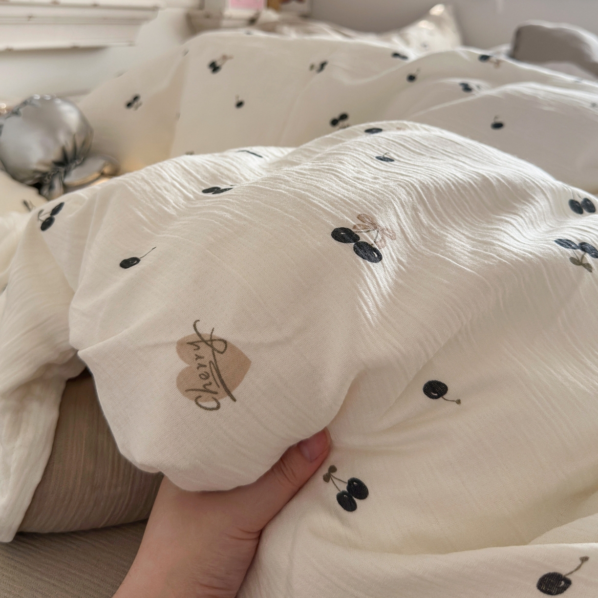 91家纺网 家纺一手货源 找家纺 玉海棠家纺 2025新款甄选三层纱印花四件套 撄桃物语